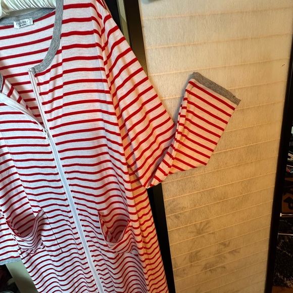 Red and White Striped Robe with ZIPPER AND POCKETS Long Sleeve Size L / XL - Picture 6 of 9